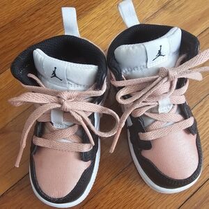 Jordan Kids Sneakers in Peach and Black